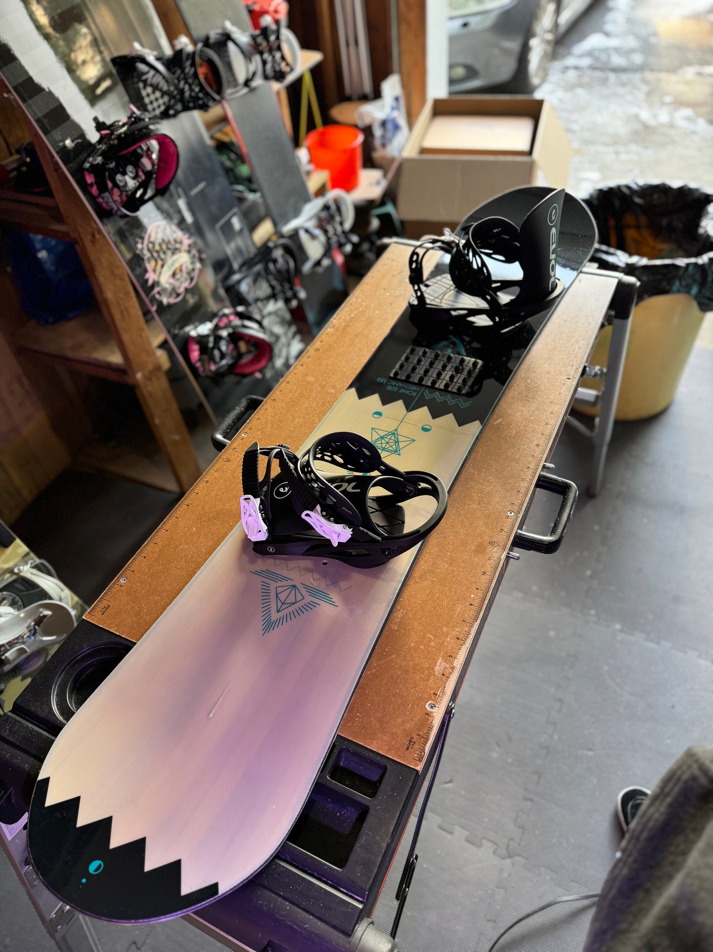 Rome SDS Snowboard (152) with BRAND NEW 2024 Evol Bindings