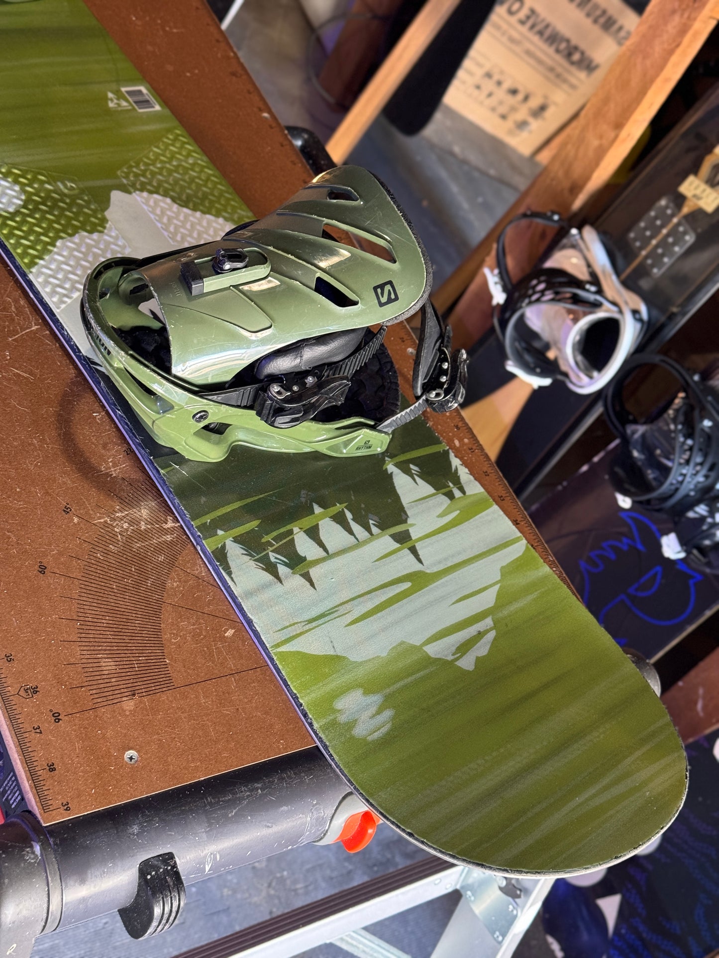 Burton Cruzer 145 snowboard w/ Salomon bindings size Medium