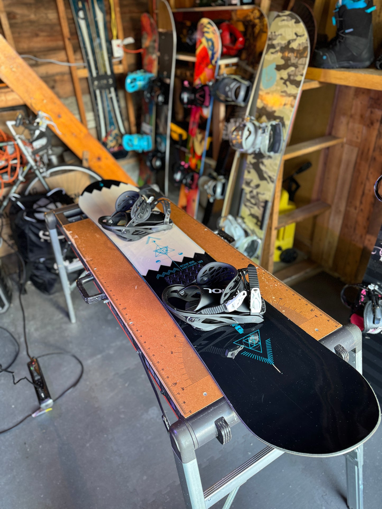 Rome SDS Snowboard (152) with BRAND NEW 2024 Evol Bindings