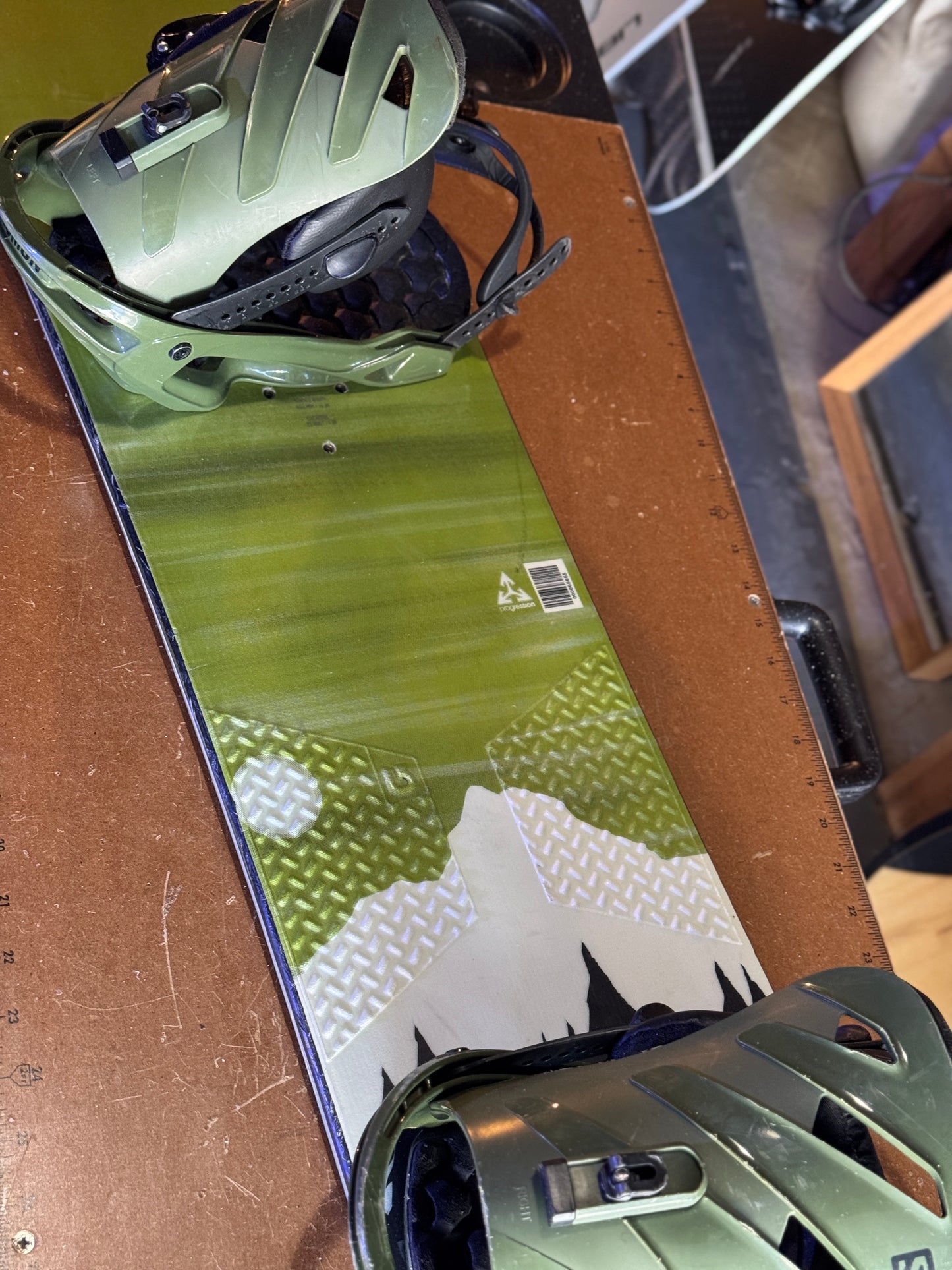 Burton Cruzer 145 snowboard w/ Salomon bindings size Medium