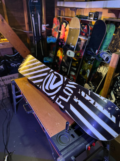 Flow Snowboard (156) with BRAND NEW 2024 Chamonix Bindings size Large