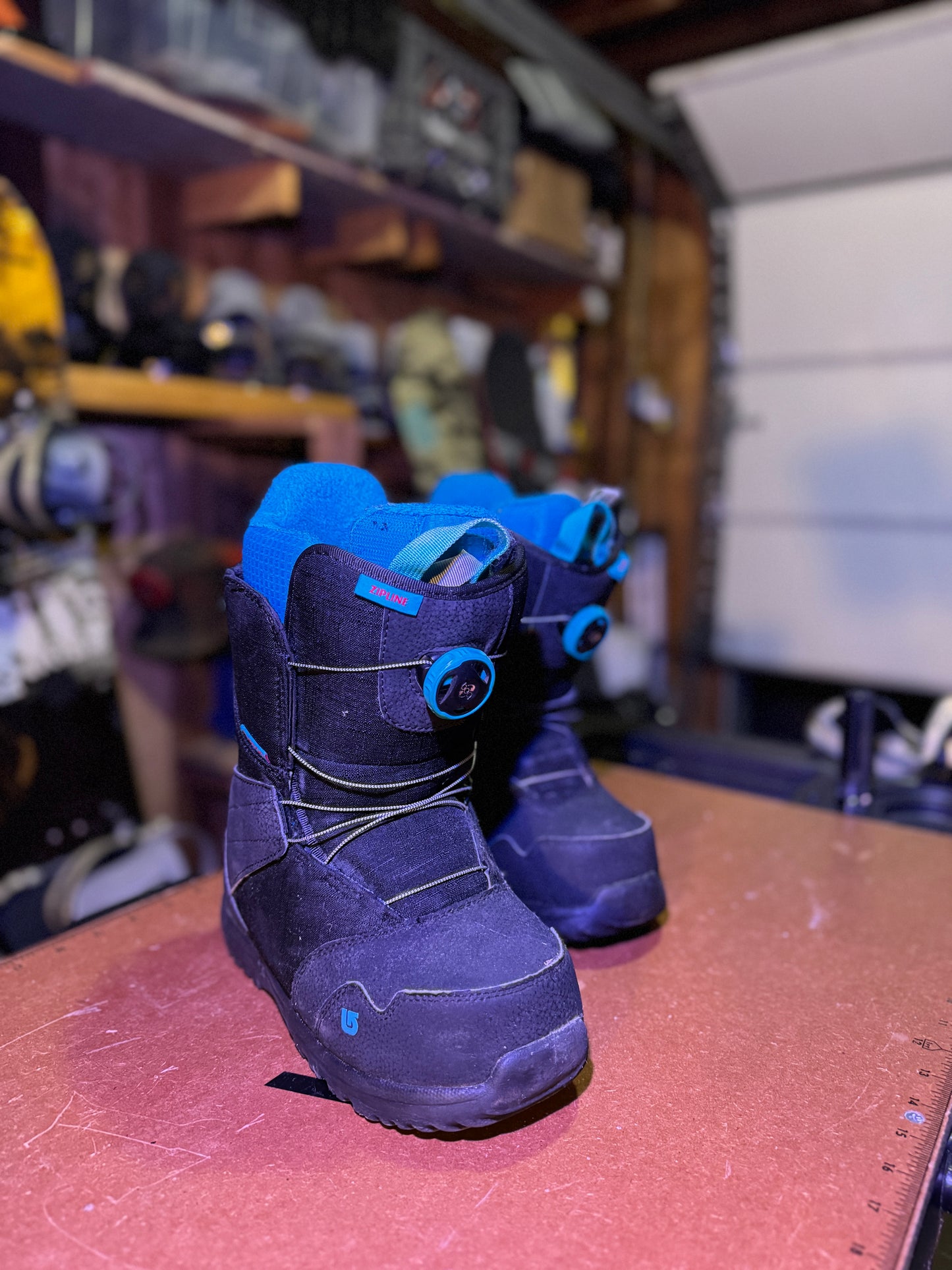 Burton Zipline BOA Snowboard Boots – Youth Size 6K