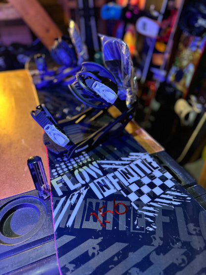 Flow Snowboard (156) with BRAND NEW 2024 Chamonix Bindings size Large