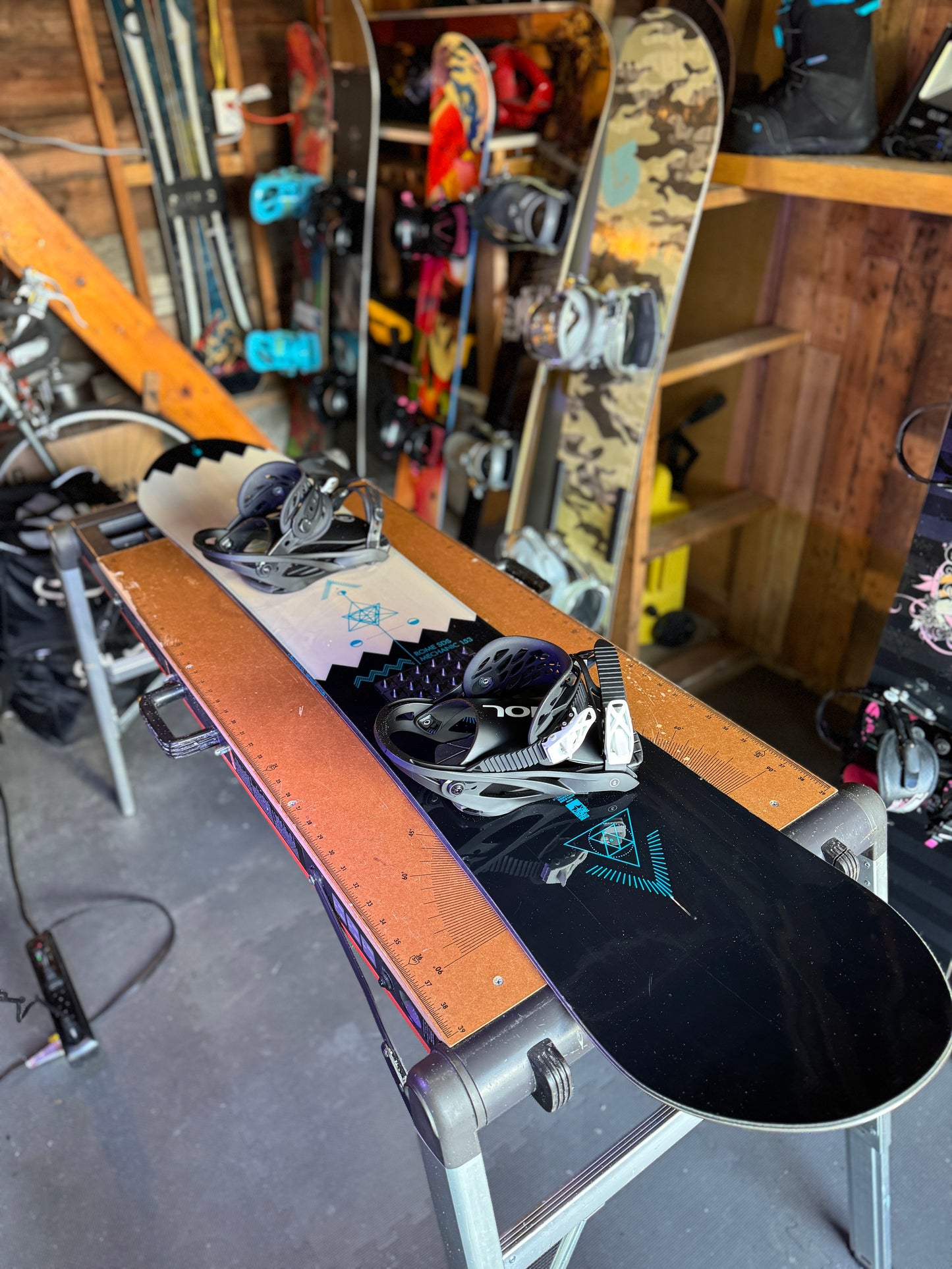 Rome SDS Snowboard (152) with BRAND NEW 2024 Evol Bindings