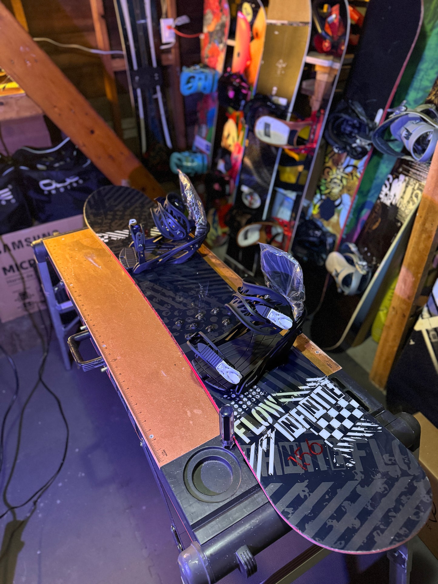 Flow Snowboard (156) with BRAND NEW 2024 Chamonix Bindings size Large