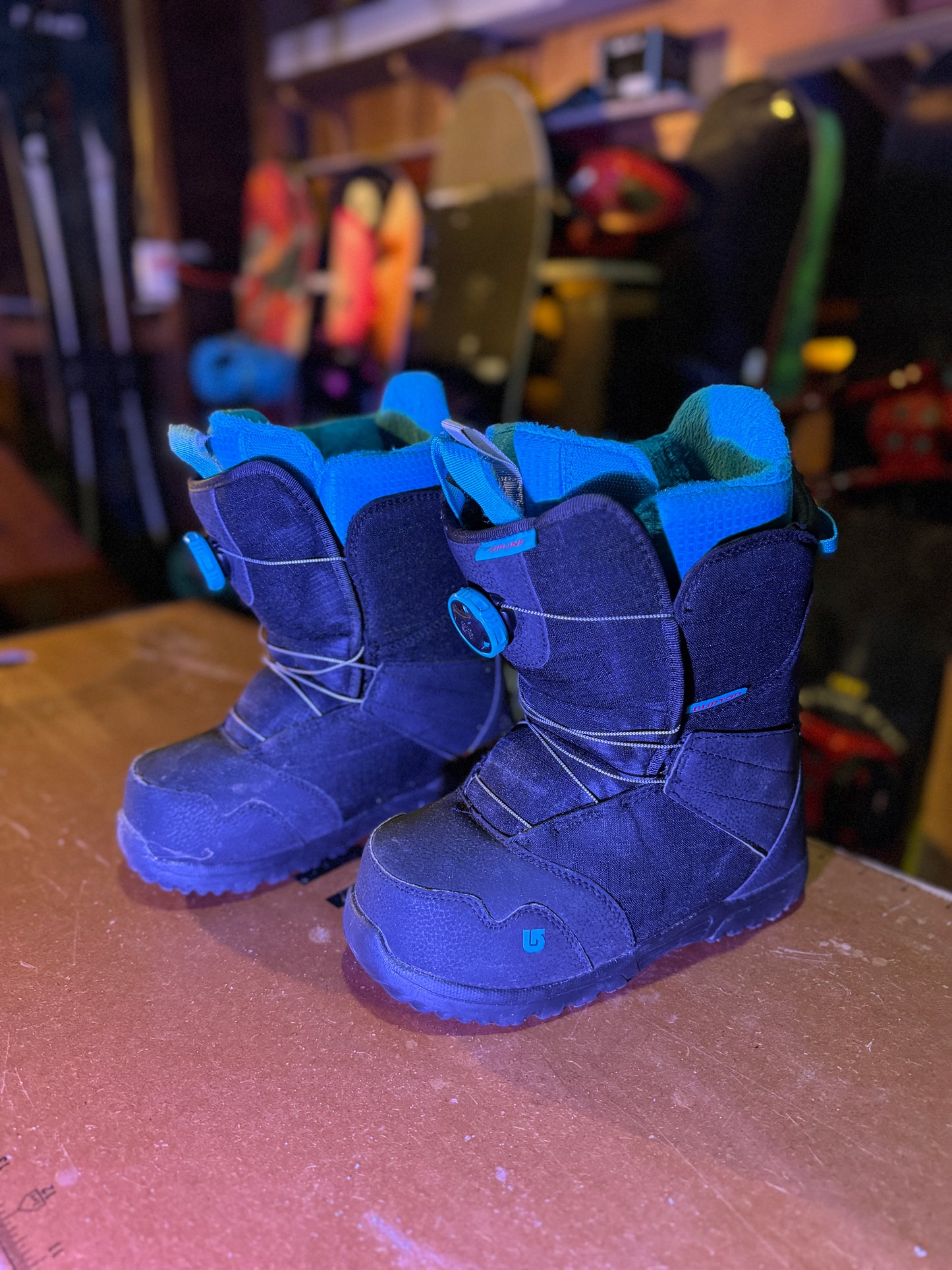 Burton Zipline BOA Snowboard Boots – Youth Size 6K