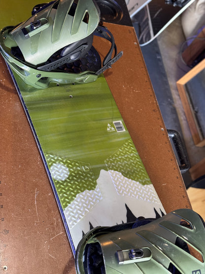 Burton Cruzer 145 snowboard w/ Salomon bindings size Medium