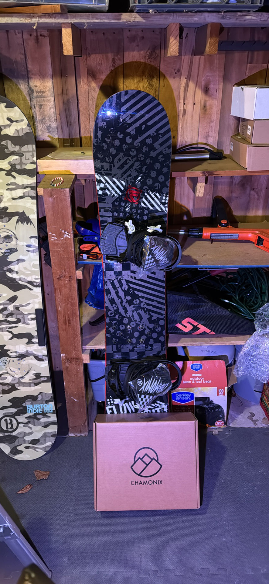 Flow Snowboard (156) with BRAND NEW 2024 Chamonix Bindings size Large
