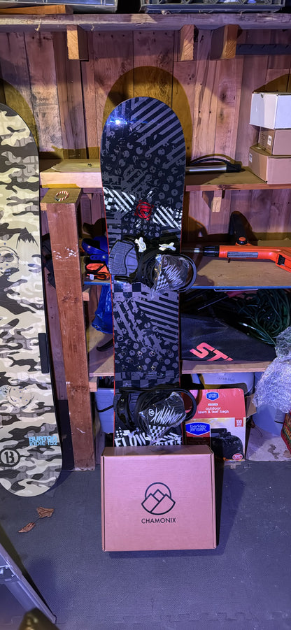 Flow Snowboard (156) with BRAND NEW 2024 Chamonix Bindings size Large