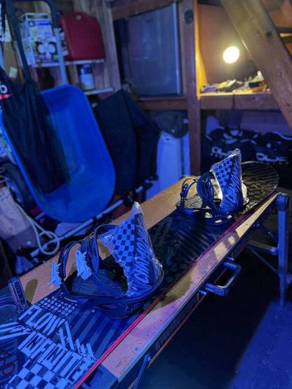 Flow Snowboard (156) with BRAND NEW 2024 Chamonix Bindings size Large